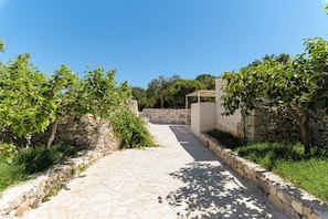 Vista frontal de la propiedad