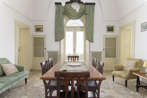Familie villa, uitzicht op zwembad | Dineerruimte