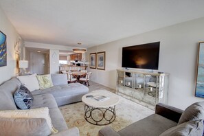 Condo, 2 quartos | Área de estar