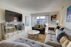 Condo, 2 Bedrooms | Living area