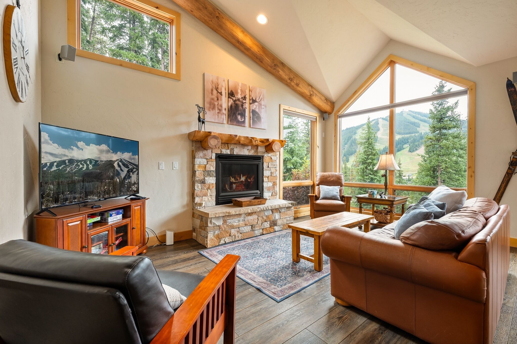 Casa adosada, 4 habitaciones | Zona de estar | Una Smart TV