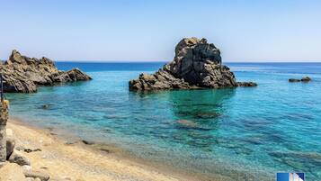 Sulla spiaggia, lettini da mare