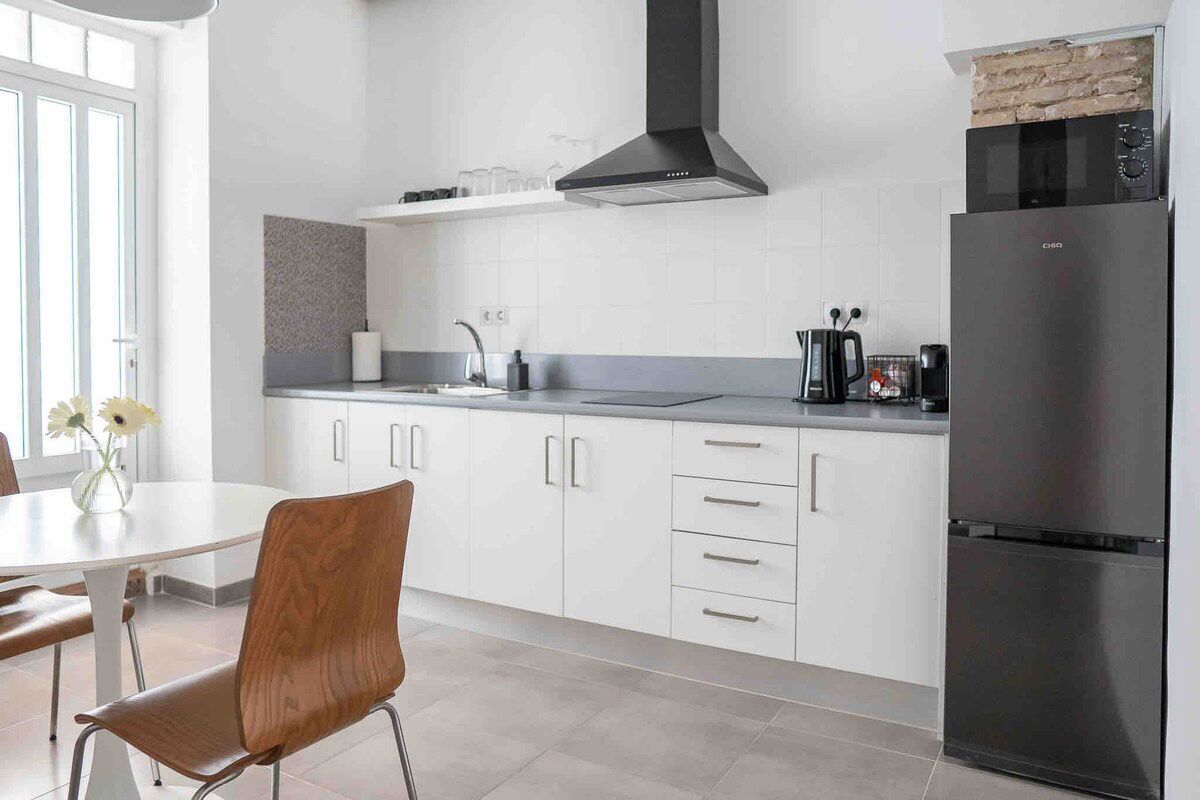 Een koelkast, een magnetron, een broodrooster