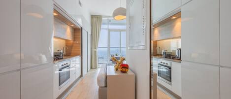 Kjøleskap, mikrobølgeovn, ovn og kokeplater