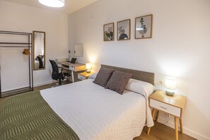 2 soverom, skrivebord, strykejern/-brett og wi-fi (inkludert)