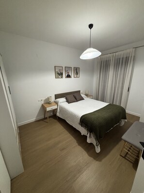 2 slaapkamers, een bureau, een strijkplank/strijkijzer, gratis wifi