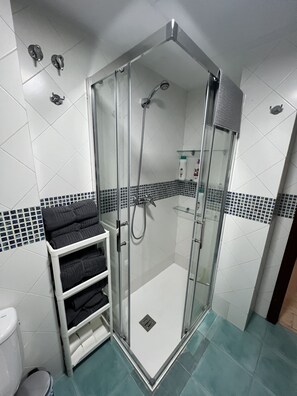 Hårføner og håndklær