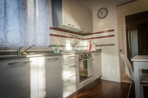 Mikrowelle, Ofen, Herdplatte, Geschirrspüler