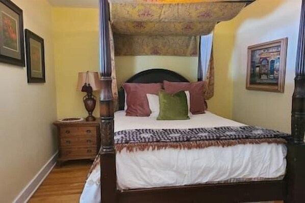 4 bedrooms, iron/ironing board, WiFi, bed sheets