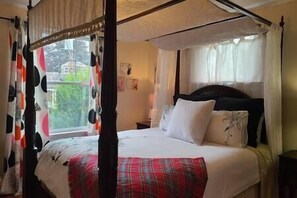 4 bedrooms, iron/ironing board, WiFi, bed sheets