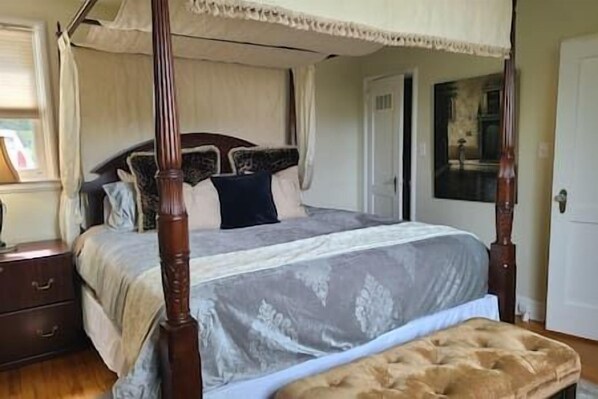 4 bedrooms, iron/ironing board, WiFi, bed sheets
