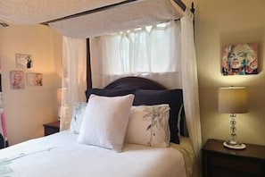 4 bedrooms, iron/ironing board, WiFi, bed sheets