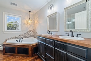 Douche, baignoire à jets, sèche-cheveux, serviettes fournies