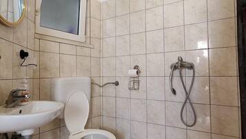 Douche, sĂšche-cheveux, serviettes fournies