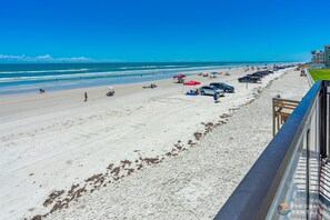 Am Strand, Liegestühle, Strandtücher