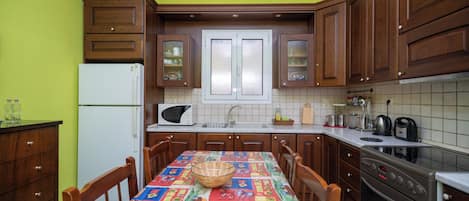 Appartement Ville | Cuisine privée | Four, batterie de cuisine, vaisselle et ustensiles, serviettes en papier