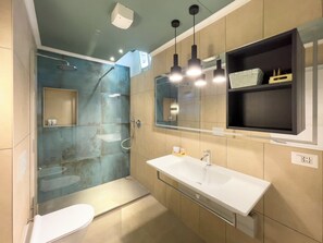 Family Quadruple Room, Non Smoking, City View | Bathroom
