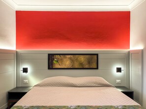 Comfort-Dreibettzimmer, Stadtblick | Laptopgeeigneter Arbeitsplatz, kostenloses WLAN