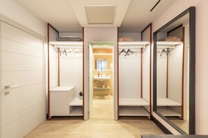 Tripla Comfort, vista città | Postazione laptop, Wi-Fi gratuito