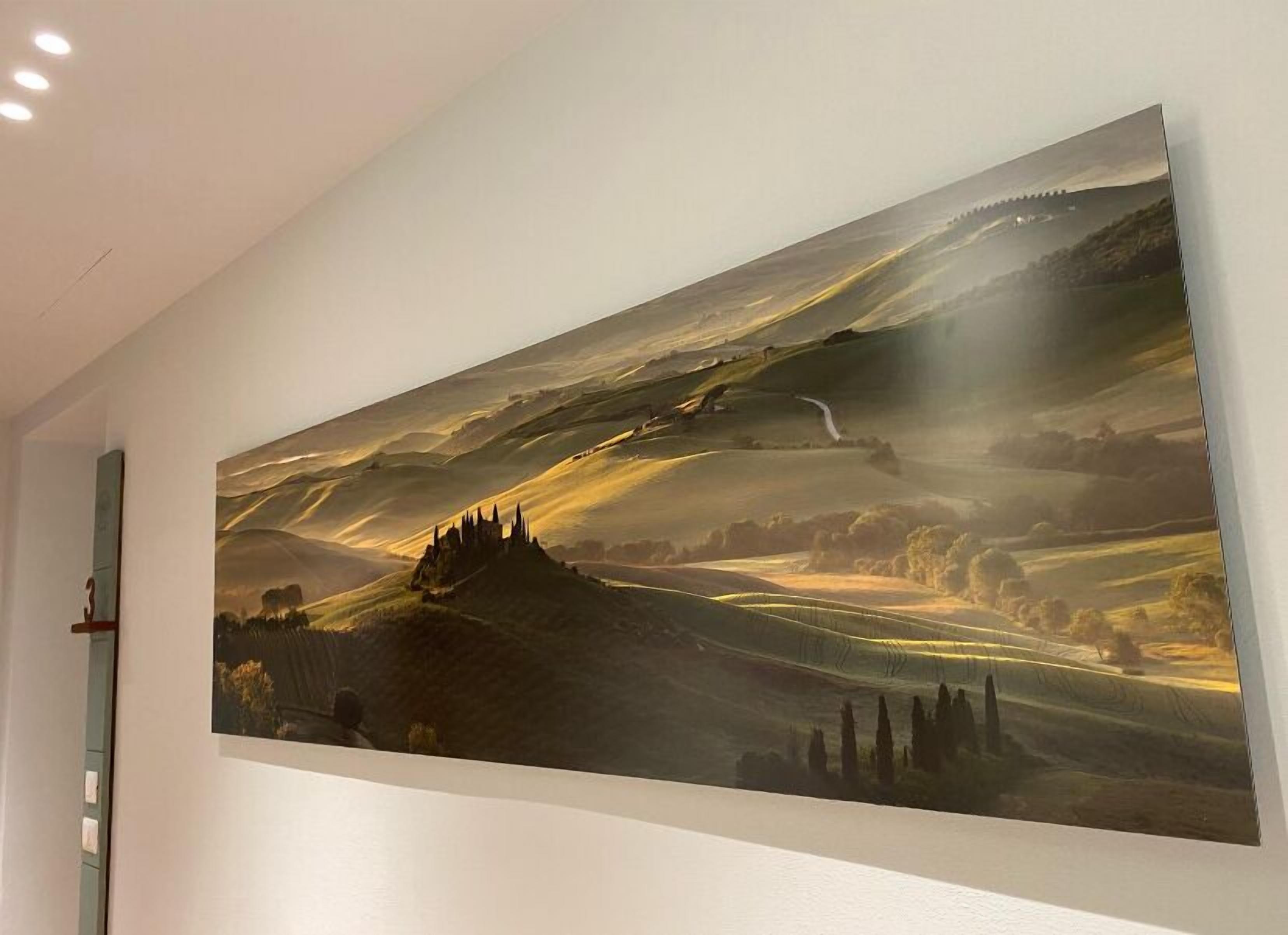 Ein großes Landschaftsbild an der Wand.