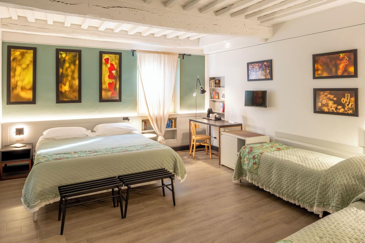 Family Quadruple Room, Non Smoking, City View | Ruang kerja komputer riba, Wi-fi percuma