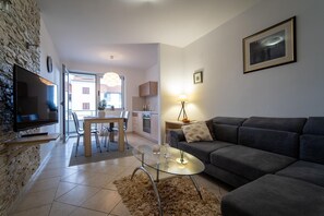 Smart TV - Serene Coastal Retreat for 3 in Rovinj (Rovinj)