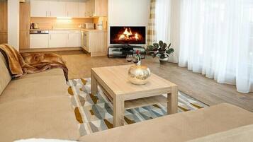 Smart TV, lareira, DVD player, aparelho de som