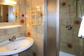 Douche, serviettes fournies