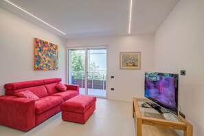 ทีวีจอแบน 21 นิ้ว พร้อมช่องเคเบิล