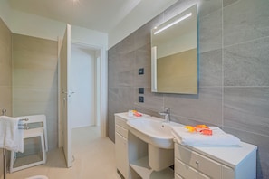 Dusche, Haartrockner, Bidet, Handtücher