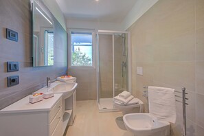Shower, hair dryer, bidet, towels - Appartamento Eureka (Riva del Garda)