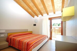 2 bedrooms, travel crib, free WiFi