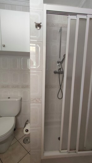 Douche, sèche-cheveux, serviettes fournies, savon