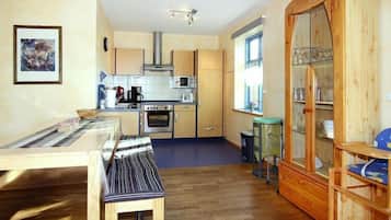Wasserkocher mit Kaffee-/Teezubehör, Kühlschrank, Mikrowelle, Ofen