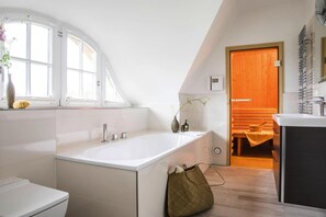 Dusche, Haartrockner, Handtücher
