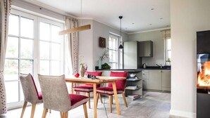 Una cocina moderna con zona de comedor.