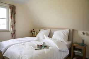 2 quartos, ferros/tábuas de passar roupa, berço de viagem