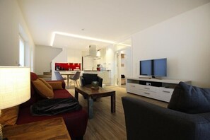Smart TV y chimenea 