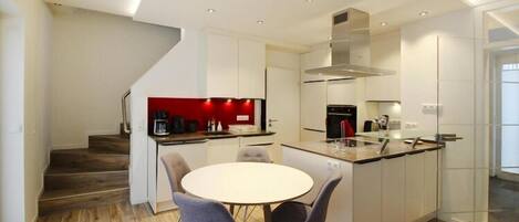 Refrigerador, microondas, horno y parrilla de estufa