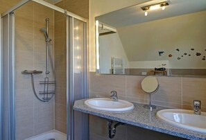 Shower, hair dryer - Ferienhaus Nachtigall, Glowe (Glowe)