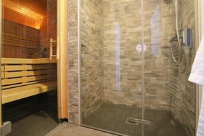 Douche, séchoir à cheveux, serviettes fournies
