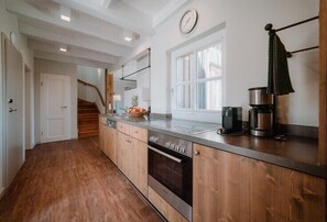 Fridge, oven, stovetop, dishwasher