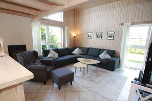 Een smart-tv en een open haard