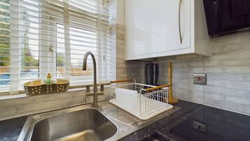 Apartment | Eigene Küche | Kühlschrank, Mikrowelle, Ofen, Herdplatte