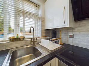 Apartament | Cuina privada | Frigorífic, microones, forn i placa de cuina