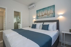 2 bedrooms, travel crib, free WiFi