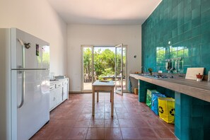 Geladeira, micro-ondas, chaleira elétrica