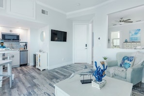Smart TV, video games - Manatee Suite 1 Funky Fish House at Cape Harbour (Cape Coral)