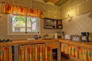 Kühlschrank, Mikrowelle, Herdplatte, Wasserkocher mit Kaffee-/Teezubehör