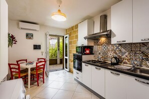 Fridge, oven, coffee/tea maker, electric kettle